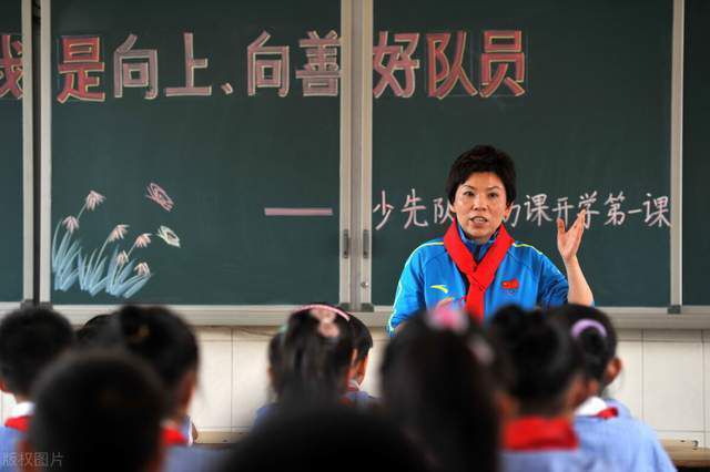 多特和尤文有意租借，但他的年薪太高（1600万欧），曼联必须支付其中的一大部分。